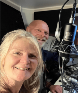 Bianca en Aart van La Nouvelle Terre stichting in een podcast studio met professionele microfoon, klaar voor een interview over hun regeneratieve gemeenschap in Frankrijk.