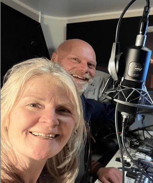 Bianca en Aart van La Nouvelle Terre stichting in een podcast studio met professionele microfoon, klaar voor een interview over hun regeneratieve gemeenschap in Frankrijk.